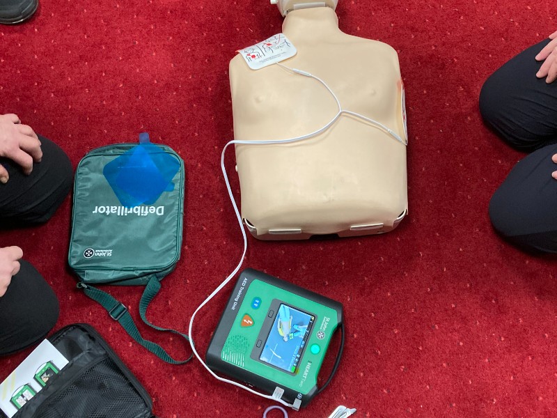 Community learns use of defibrillator