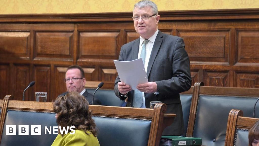 'Giveaway budget' divides poli