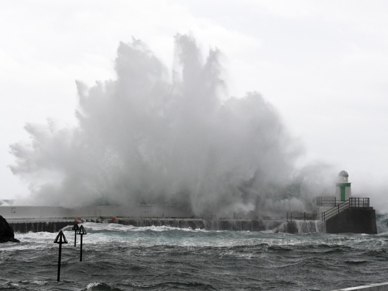 Overtopping waves see promenades closed